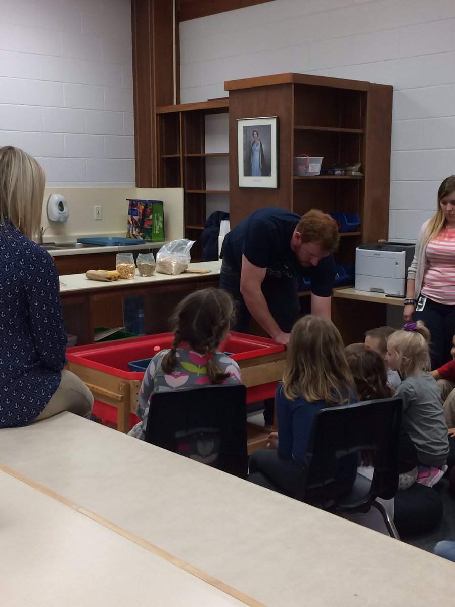 MerlinAreaPS's tweet image. Jules' dad @Ochee_C teaching our FDK friends all about planting seeds! #askafarmer #lotsofquestions