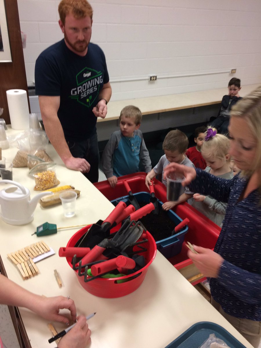 MerlinAreaPS's tweet image. Jules' dad @Ochee_C teaching our FDK friends all about planting seeds! #askafarmer #lotsofquestions