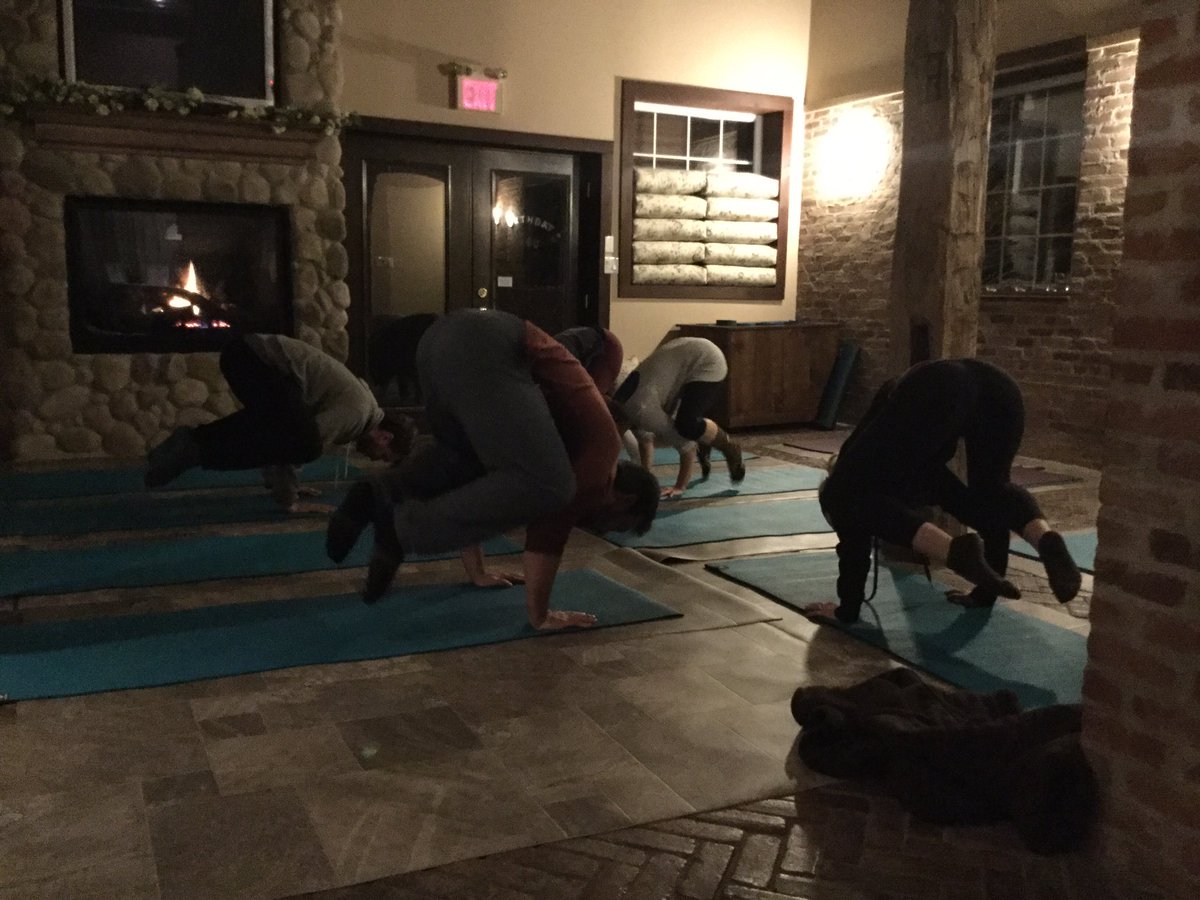 gardensofelmira's tweet photo. A little late night #crowpose with Rachel https://t.co/1E3FiN9WRS