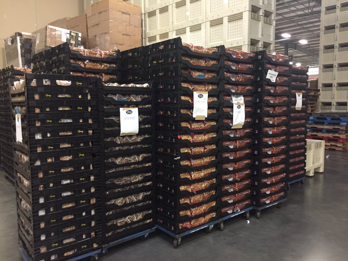 GreatFoodDrive's tweet photo. Thank you to @FranzBakery and the students at Food For All for donating over 100,000 lbs. of food to the @KGWNews #GreatFoodDrive yesterday! https://t.co/hCI3MZcX6S