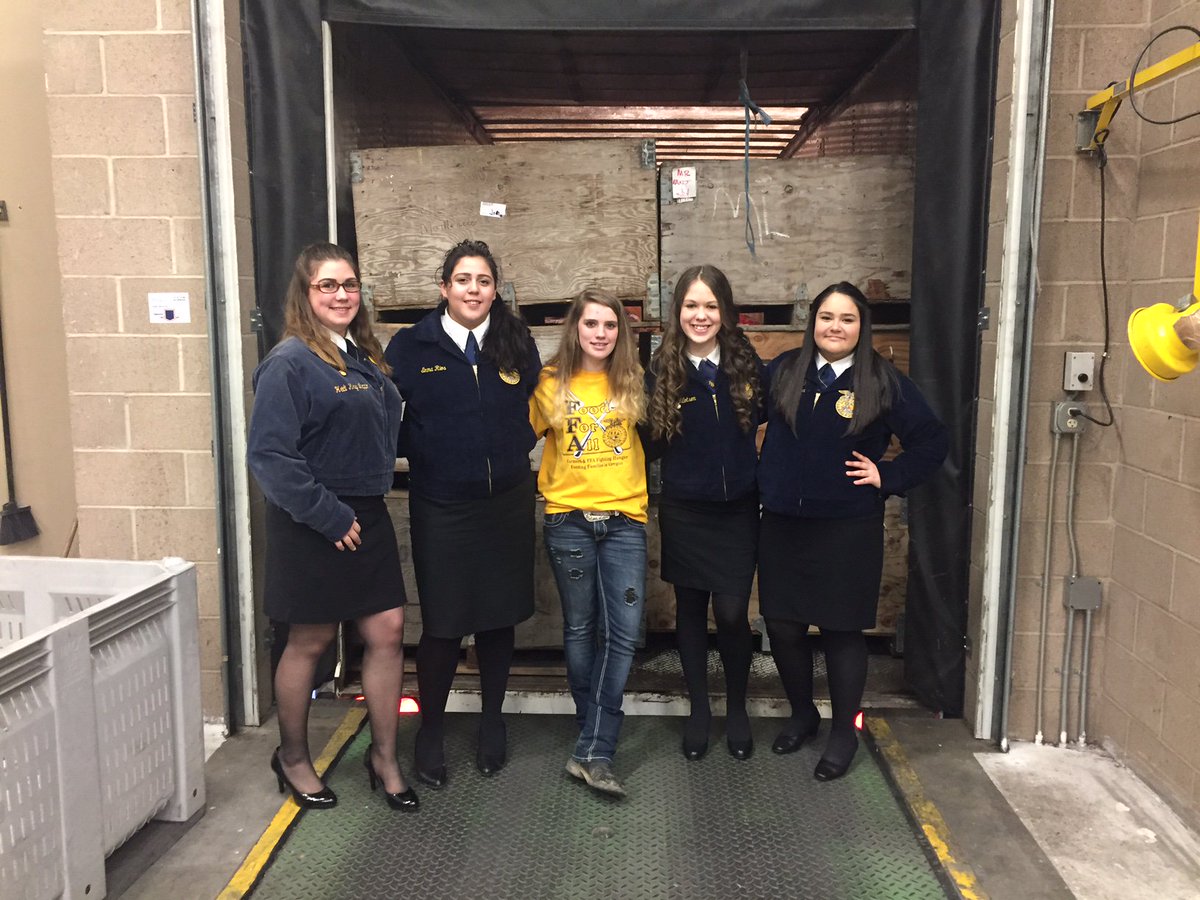 GreatFoodDrive's tweet photo. Thank you to @FranzBakery and the students at Food For All for donating over 100,000 lbs. of food to the @KGWNews #GreatFoodDrive yesterday! https://t.co/hCI3MZcX6S