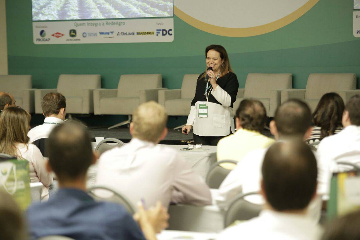DomCabral's tweet photo. Prof.ª da FDC Teresa Roscoe realiza dinâmica c/ os convidados da #REDEAGRO. Prof. Sigmar Malvezzi irá falar sobre desafios p/ o empreendedor https://t.co/8vnmn3vYNz