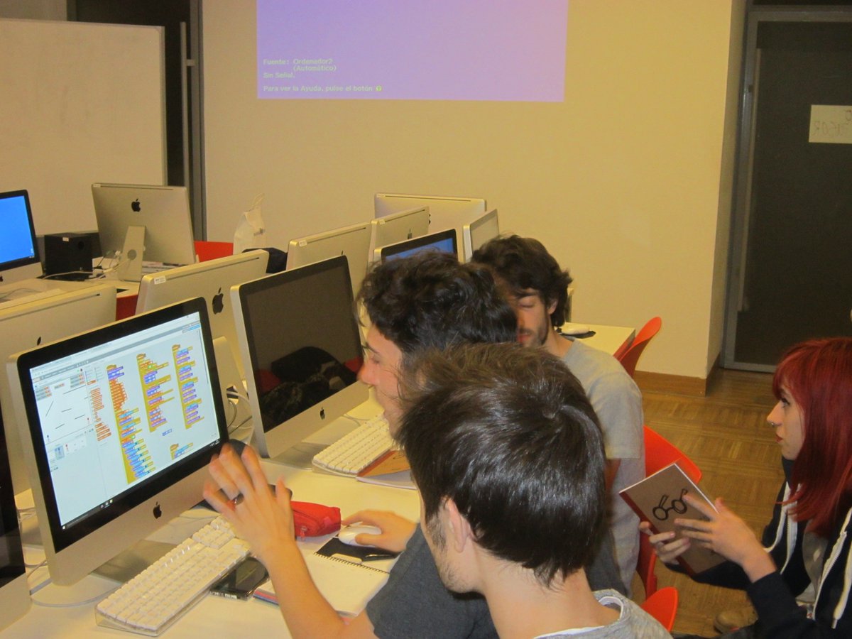 ArsGames's tweet photo. Bullen ideas, pros, contras, síes, noes... durante el proceso creativo del taller 'Hackeando del videojuego' en #VisualInvaders https://t.co/8U9CapBZqn