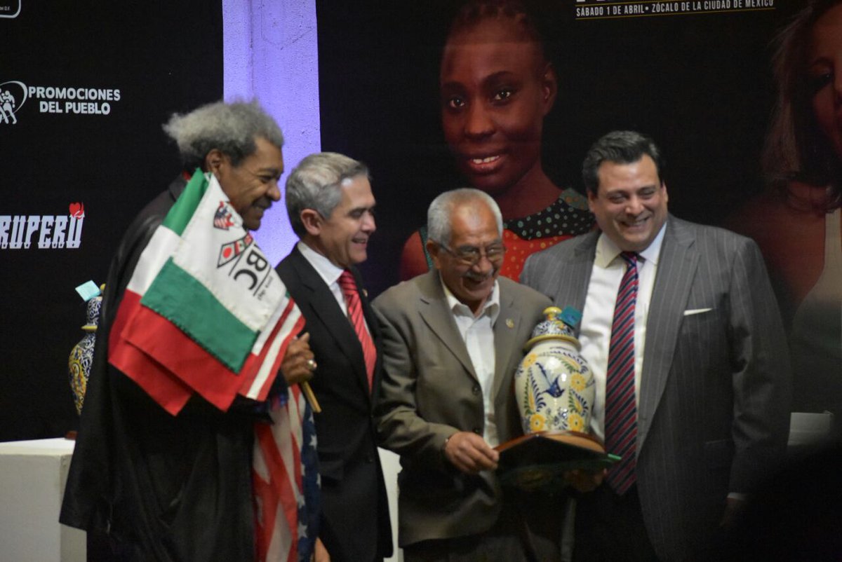 #FelizJueves | La #CDMX ya está más puesta que un guante de #Box para la pelea del sábado en el #Zócalo. #Round1 #Galeria