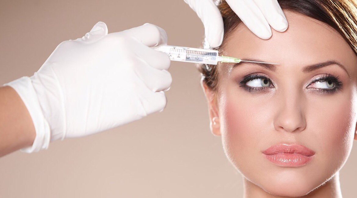 📌 من استخدامات البوتوكس التجميلية:

👈ازالة التجاعيد التعبيرية في الوجه
👈رفع الحواجب
👈علاج فرط التعرق في الإبط واليد