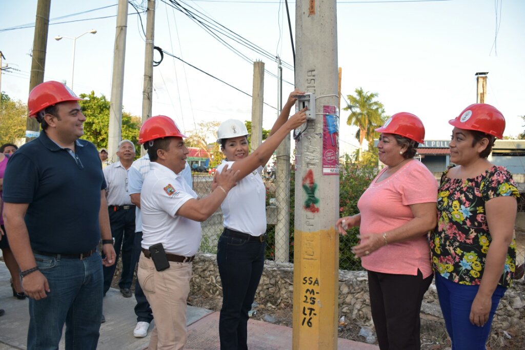 AytoFcp's tweet photo. ENCABEZA PAOLY PERERA EL INICIO DE LA REHABILITACIÓN DEL ALUMBRADO PÚBLICO EN FELIPE CARRILLO PUERTO. https://t.co/WiSoaq7VuT
@PaolyPerera https://t.co/R6tECW7n2j
