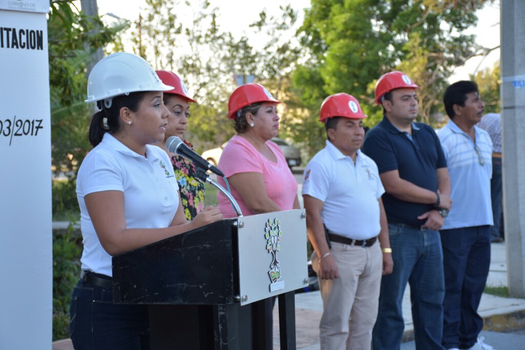 AytoFcp's tweet photo. ENCABEZA PAOLY PERERA EL INICIO DE LA REHABILITACIÓN DEL ALUMBRADO PÚBLICO EN FELIPE CARRILLO PUERTO. https://t.co/WiSoaq7VuT
@PaolyPerera https://t.co/R6tECW7n2j
