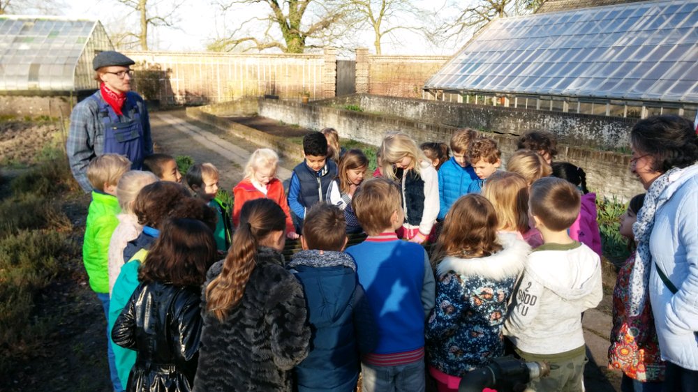 Tuinman Teun ontvangt groep 3+4 op het prachtige landgoed <a href="/LGVollenhoven/">Landgoed Vollenhoven</a>. Weer een mooie activiteit van het #kunstmenu #KIDS <a href="/KunstCentraal/">Kunst Centraal</a>