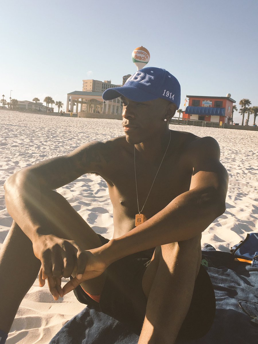 feedfam_5's tweet photo. #TallGuyTwitter 🍫 https://t.co/9YjA37ci1k