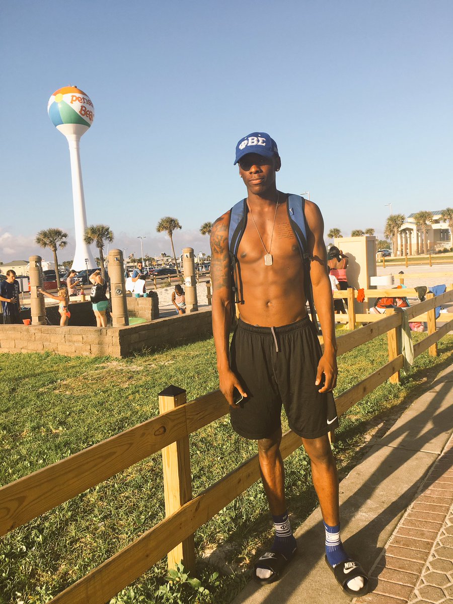 feedfam_5's tweet photo. #TallGuyTwitter 🍫 https://t.co/9YjA37ci1k