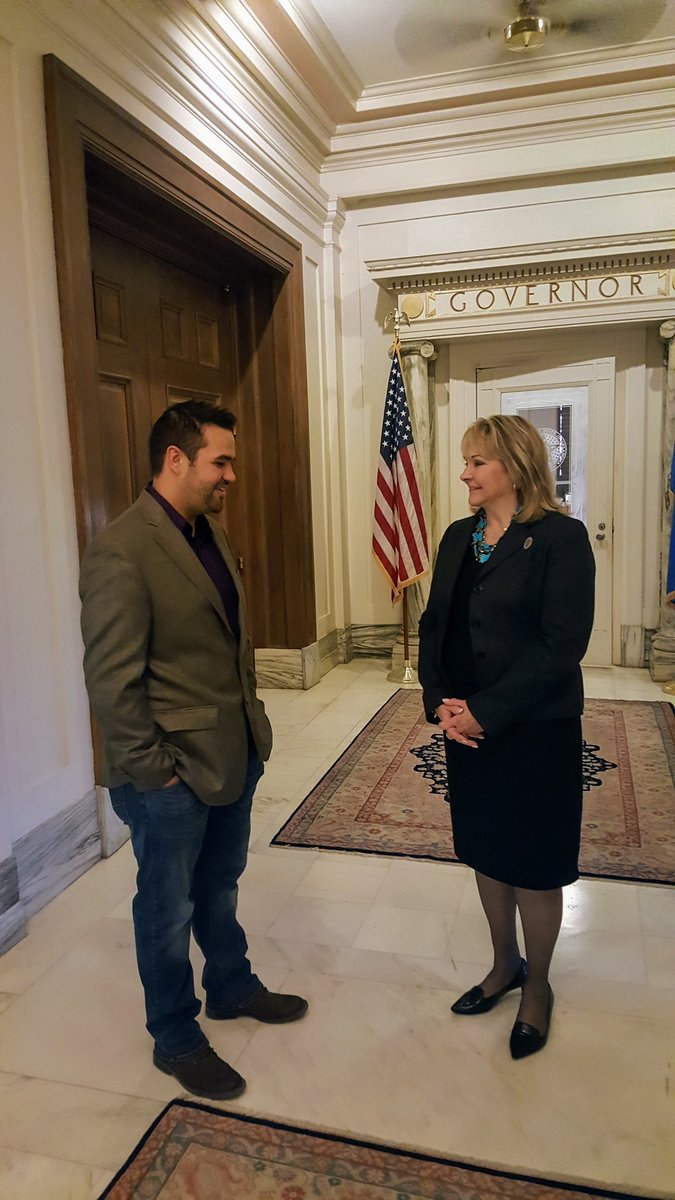 GovMaryFallin's tweet photo. I enjoyed visiting w/ Matt Thompson who, along w/ his wife Katrina, were named the 2017 @SBAgov's OK Small Biz Entrepreneurs of the Year! https://t.co/IQGwpM3RRu