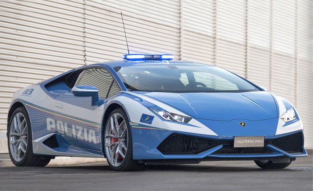 lucgagne's tweet photo. Cette nouvelle Lamborghini Huracán de la Police nationale italienne n'affiche pas le slogan "La vitesse tue"! https://t.co/NaleUL6JFb https://t.co/38ZJMVJUkP