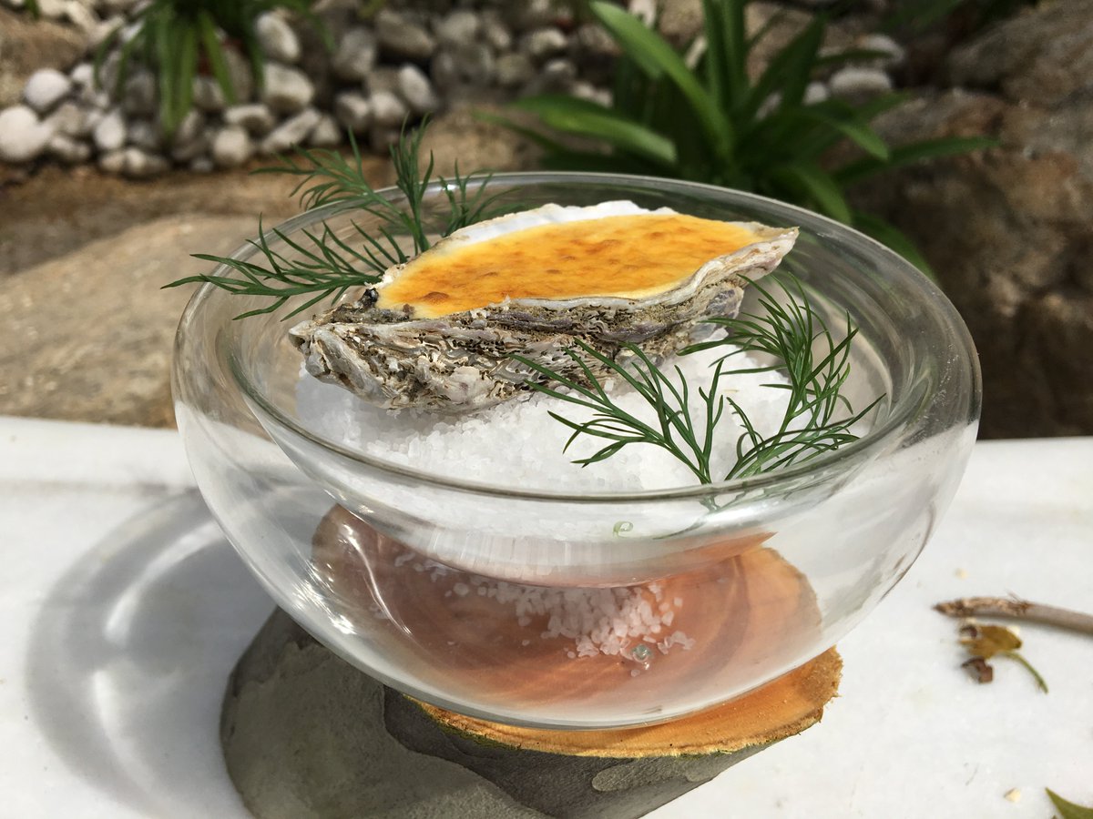 Chef_RitzMadrid's tweet photo. Ostra Daniel Sorlut gratinada con champan sobre puerro especiado y confitado  @HotelRitzMadrid.Buen genero.Tratamiento sutil @OstrasDSorlut https://t.co/KapvIcdSZv