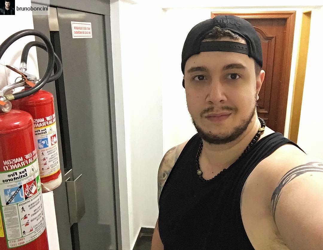 BonciniDag's tweet photo. A foto hoje é com este cara que esta sempre na dele,não falta no serviço e muitas vezes não é reconhecido.Valeu extintor! 
#brunoboncinisolo https://t.co/ams7vOwI5N