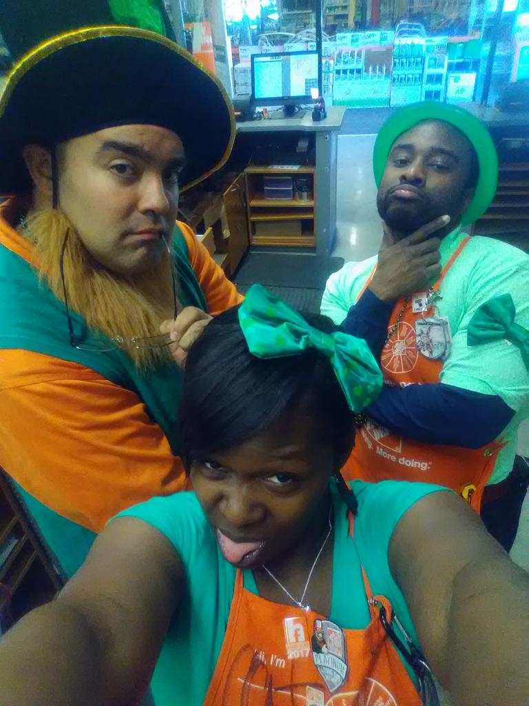 queenmrsToy's tweet photo. Success sharing 2017 #0954 with these crazies!!! #METandStore #webleedorange #green https://t.co/PpV4FcfANF