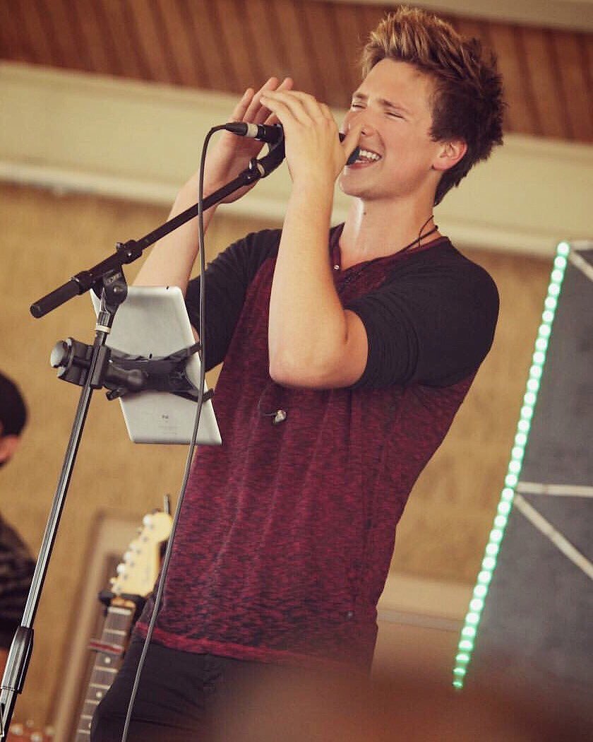 NoahSchnacky's tweet photo. C͟͟O͟͟N͟͟C͟͟E͟͟R͟͟T͟͟ at  🌊SEAWORLD🌊 T͟͟H͟͟I͟͟S͟͟ S͟͟A͟͟T͟͟U͟͟R͟͟D͟͟A͟͟Y͟͟ @ 4:30 🎉❤😄 We can hangout with some penguins together after 😂🐧❤ https://t.co/laU71nIybi