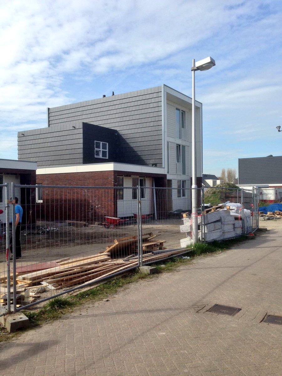 MaartenLeschot's tweet photo. De 3 vrijstaande stadsvilla's in project @Slingerak #DeMeern zijn uit de steigers! https://t.co/6hh60XwPmP