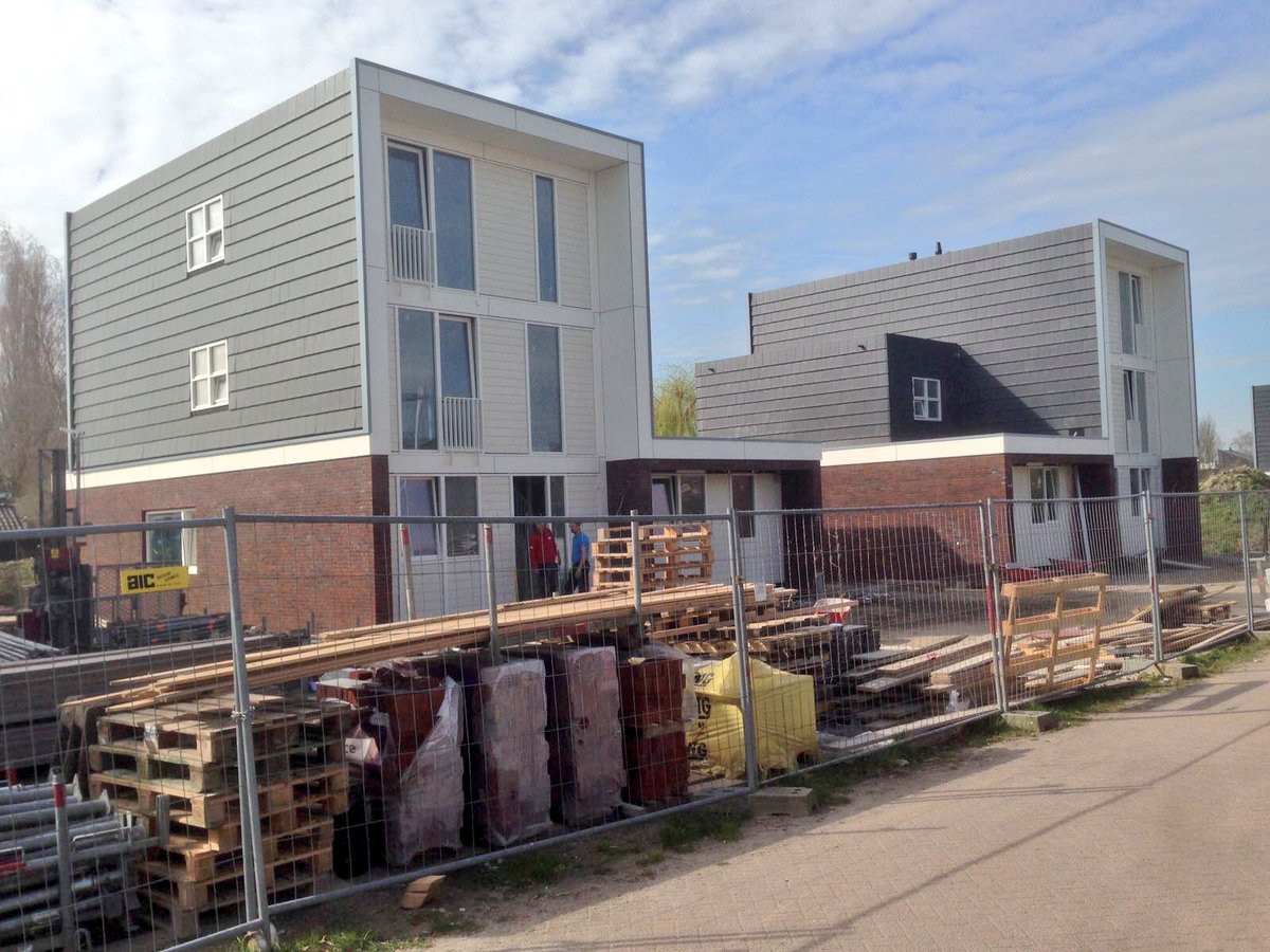 MaartenLeschot's tweet photo. De 3 vrijstaande stadsvilla's in project @Slingerak #DeMeern zijn uit de steigers! https://t.co/6hh60XwPmP