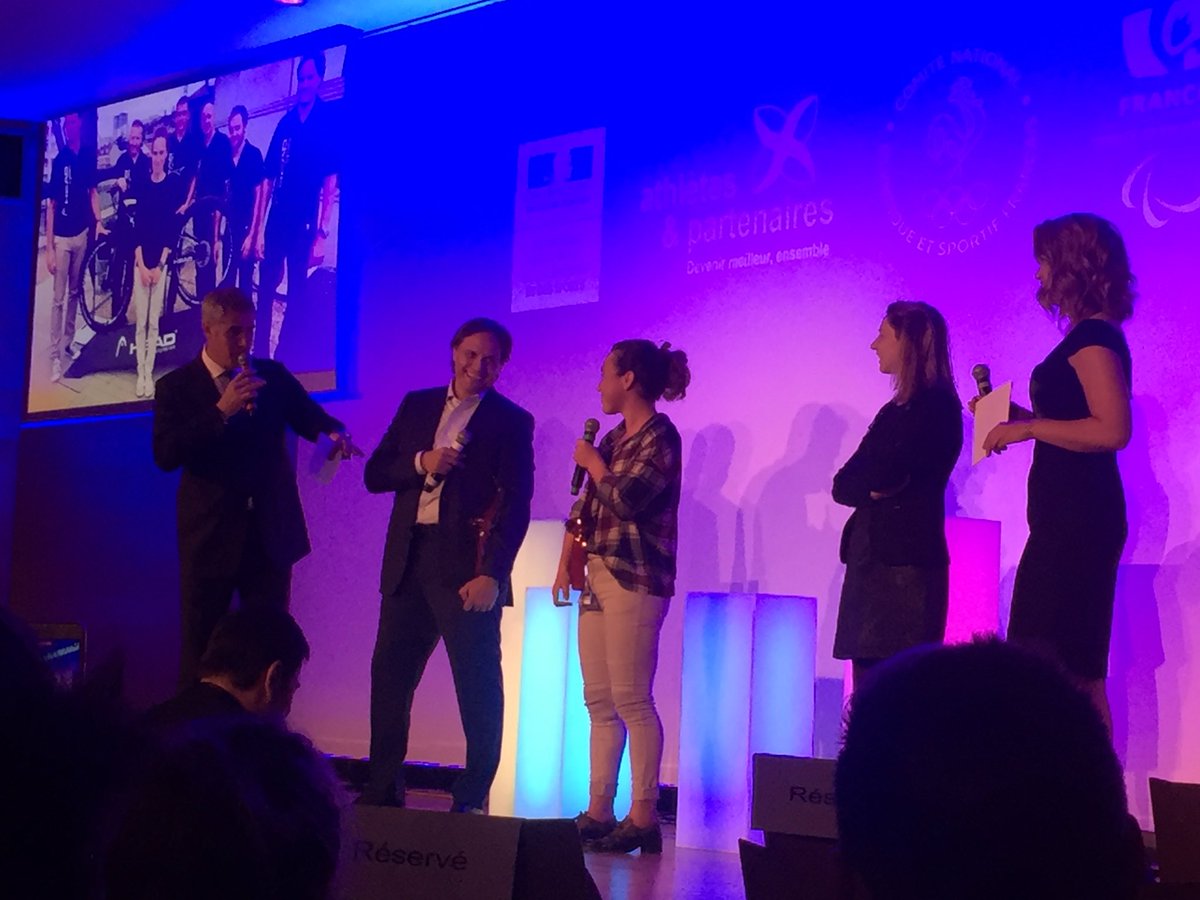 AthPartenaires's tweet photo. La marque de vélo @HeadCycles reçoit le prix de l'innovation 2016 avec @merle_audrey dans le cadre du #pactedeperformance. Bravo à eux https://t.co/L4rfwgj9p8