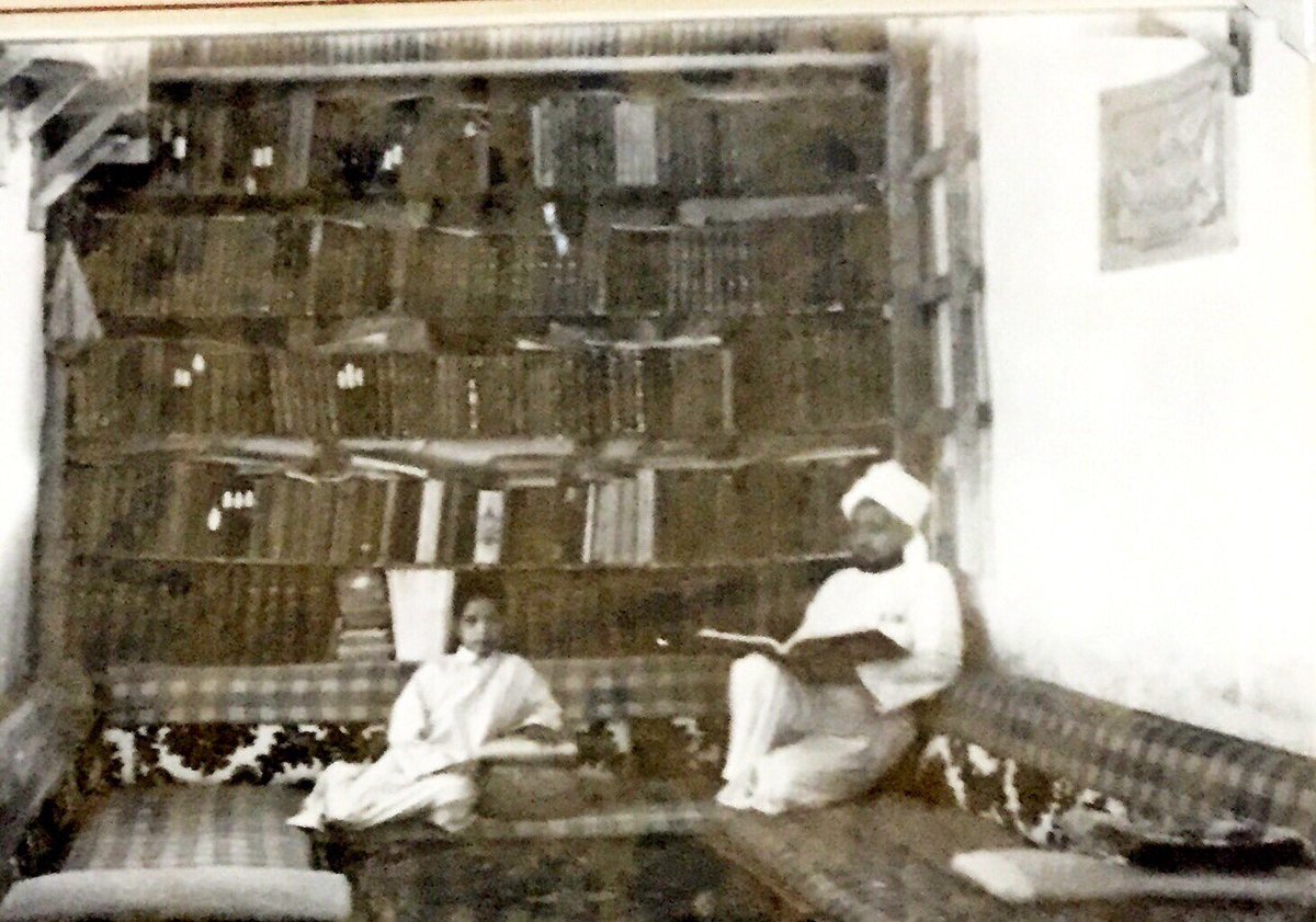 saeedmadani3's tweet photo. صورة جميلة للعالم الشيخ محمد بن عبد القادر ملا (من ذرية محمد حياة السندي)، وابنه شيخنا الأستاذ أحمد ملا رحمهما الله .. والصورة من مجموعته https://t.co/ZS5OjQGceb