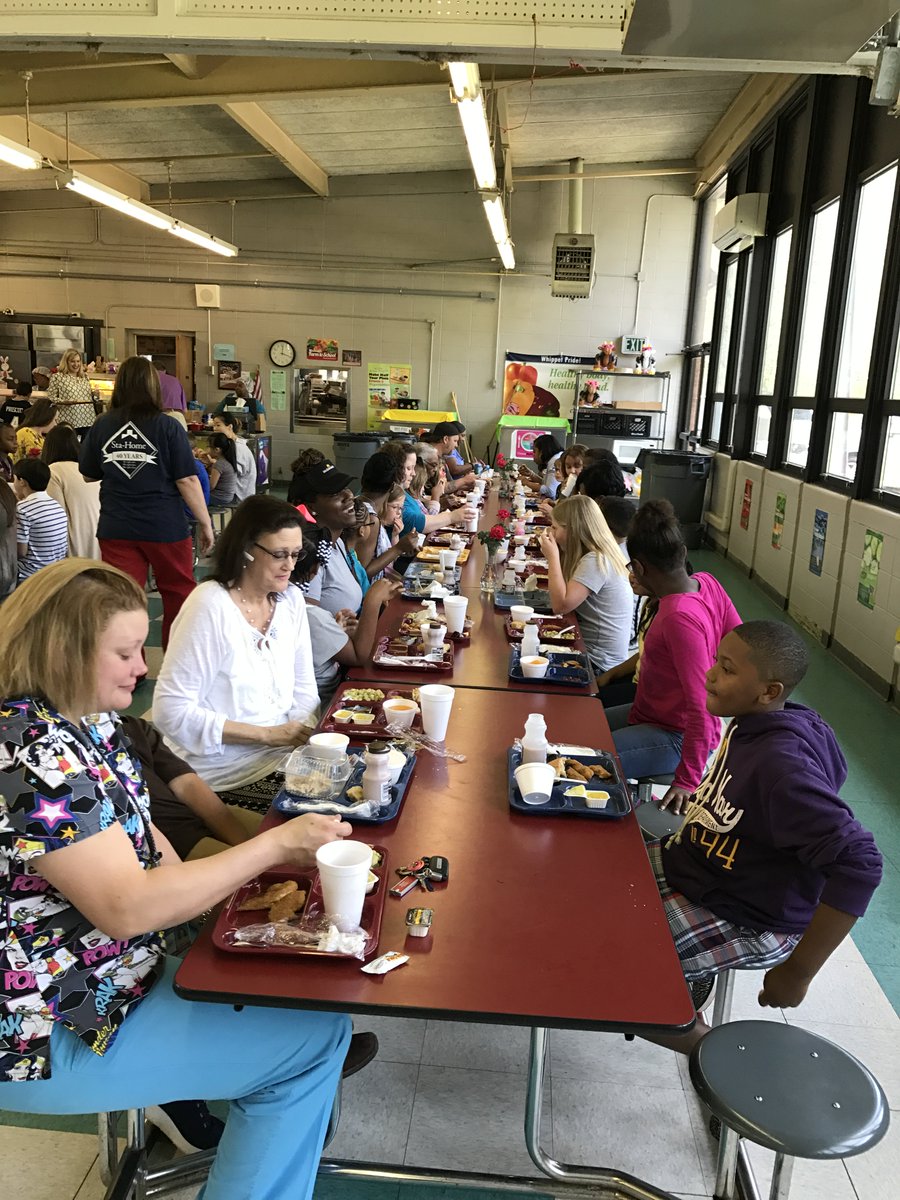 KosyMiddle's tweet photo. 2nd Grade Parent's Lunch for Superintendent and Principal's List for the 3rd 9 Weeks https://t.co/7aTwxcW983