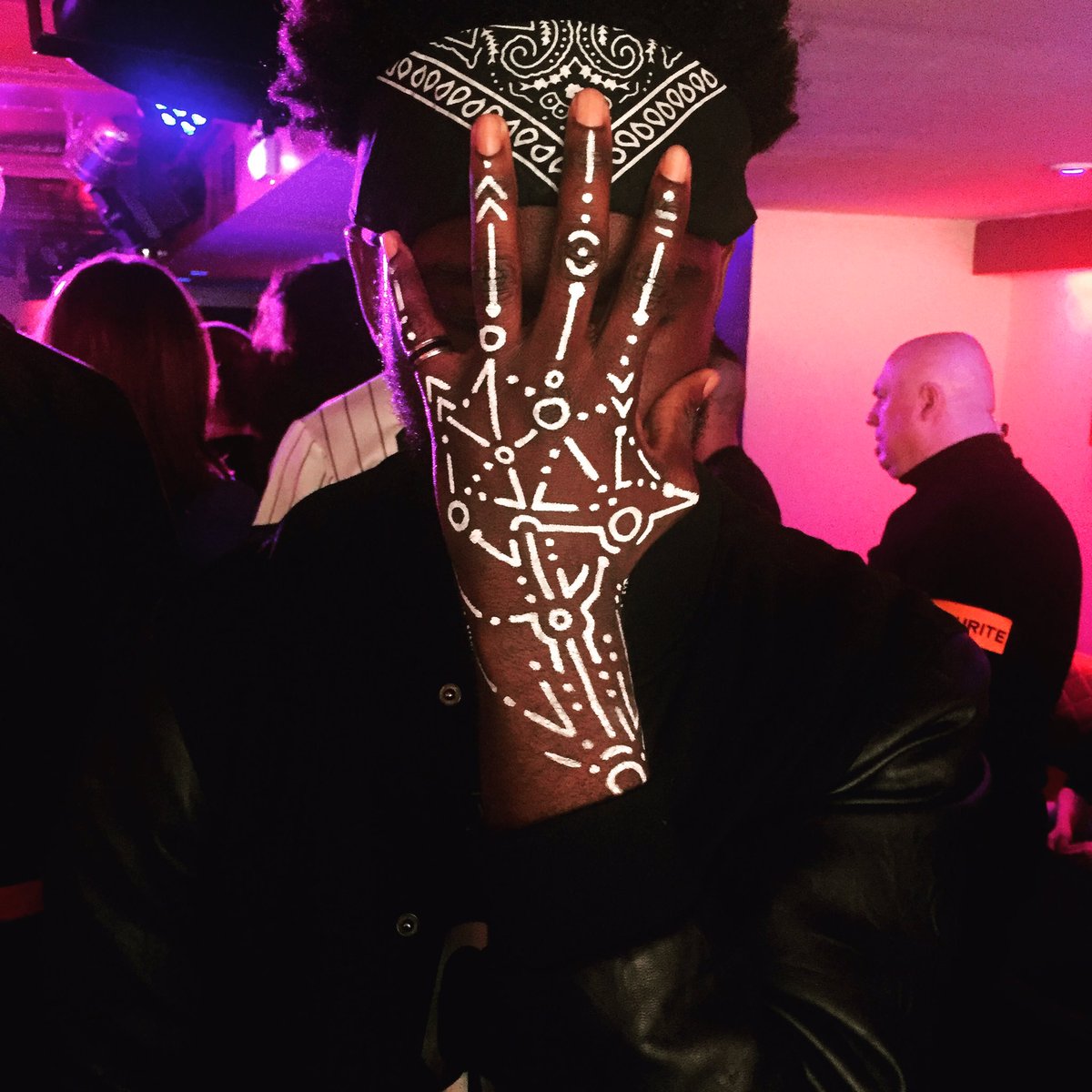 borelson4music's tweet image. Ready 2 give my bestest! 
S/o to @sergekponton for the ideography, @dyroll_dydy &amp;amp; @dyfre_barber for the hairstyle + shape
#Coast2Coastlive