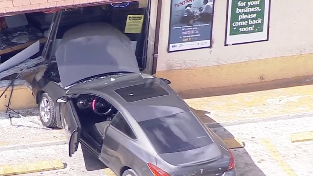 #BREAKING Car crashes into food market in Hollywood bit.ly/2omqT2E https://t.co/eGXMi4TRLS