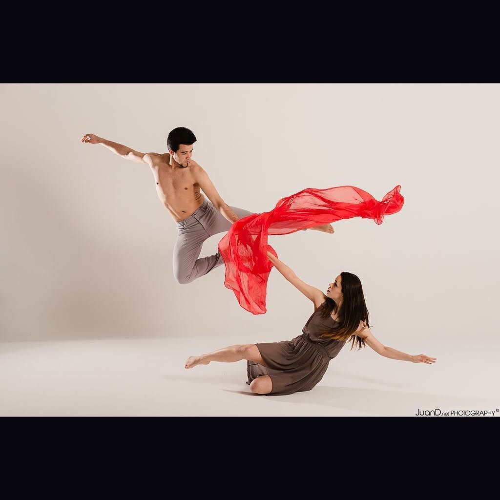 juandphotos's tweet photo. El velo que nos une | The veil that unite us
#danzacontemporanea #sesiondefotos #estudio #barcelonaphotoshoot #dance #veil #redveil #powerf… https://t.co/5Gv7bhIhnt