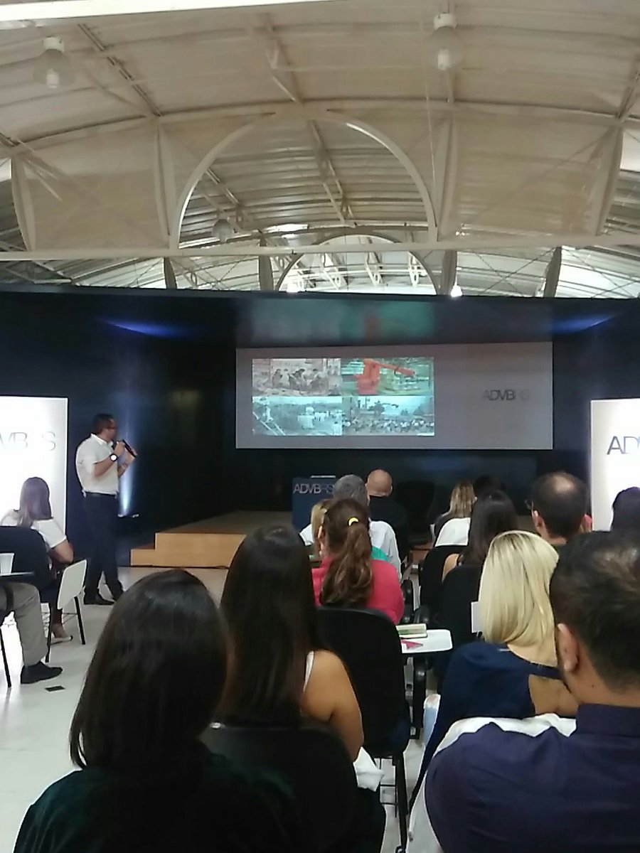 Renata_oliver2's tweet photo. Palestrante falando da revolução industrial para explicar o marketing de resultados consistentes. Parece uma aula minha! #ADVBeer https://t.co/8qHPDBZ8qs