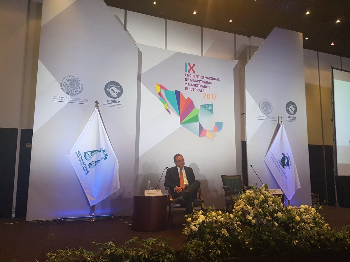 alexavantej's tweet photo. Gran conferencia @pacoguerreroa65 en nuestro #ENMME 2017.Las redes sociales han llegado para modificar la forma de comunicarnos para siempre https://t.co/qrbu3PO19p