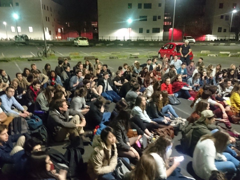 KevinPlanchon8's tweet photo. Fin de soirée de chgmt de bureau du
Suite au fermeture des locaux @SPEPSC 
@ANEMF 
Caen plus fort que toi <3 https://t.co/Za16hDIeK1