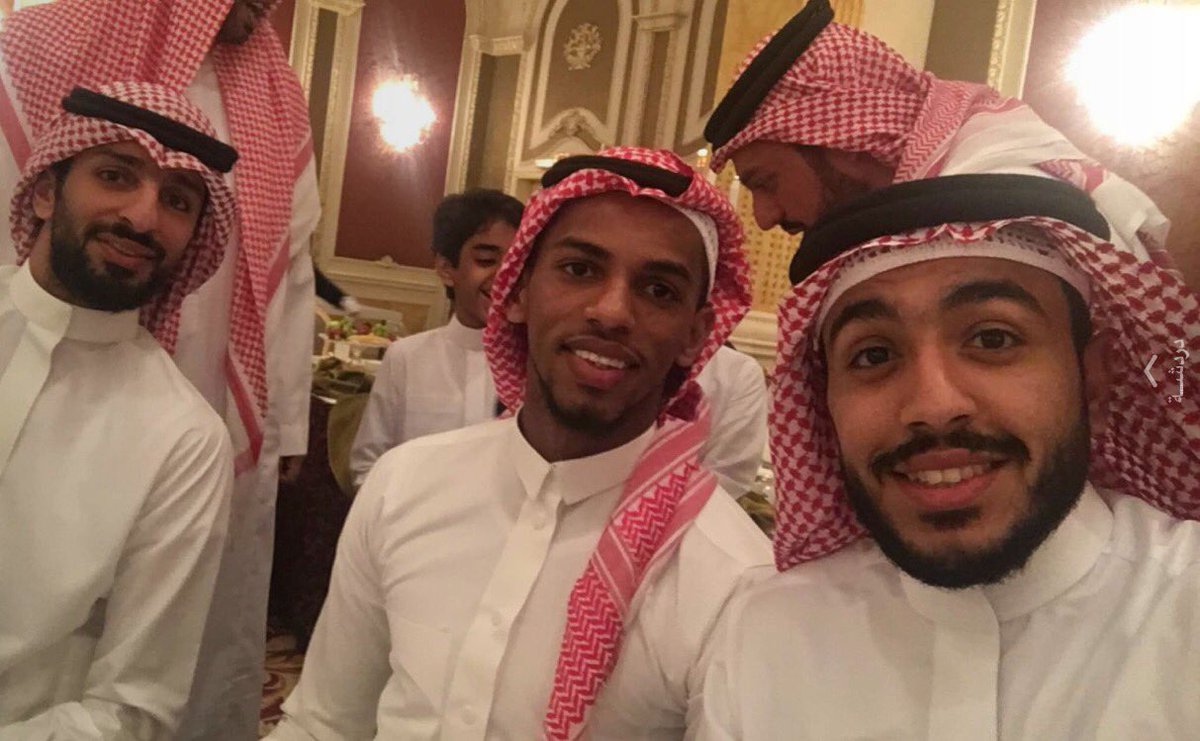 alaa_saeed88's tweet photo. صورة .. لاعب #الاتحاد (( محمود كهربا )) بالزي " السعودي .. الثوب والشماغ " في حضور أحد المناسبات الآن بجدة برفقة " احمد عسيري و فهد الانصاري https://t.co/yYLHeBspUI