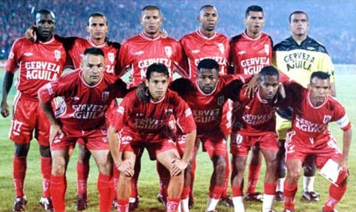 DatosAmericanos's tweet photo. Vuelven los #JuevesDeEquipazos en #DatosAmericanos. 
Acá un equipazo que jugó la Copa Libertadores del 2000 en Bogotá.
Buena camiseta. https://t.co/dShvbNqZYM