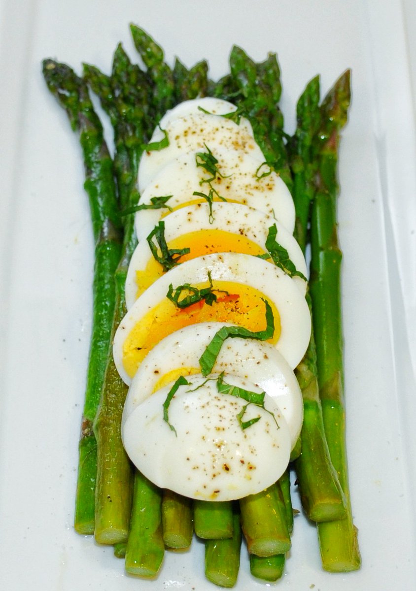 How to use sweet #springtime #asparagus: #Paleo-friendly Steamed Asparagus w/Chopped Eggs + Tarrgon. #RecipeOfTheDay urbanremedy.com/blog/recipe-st…