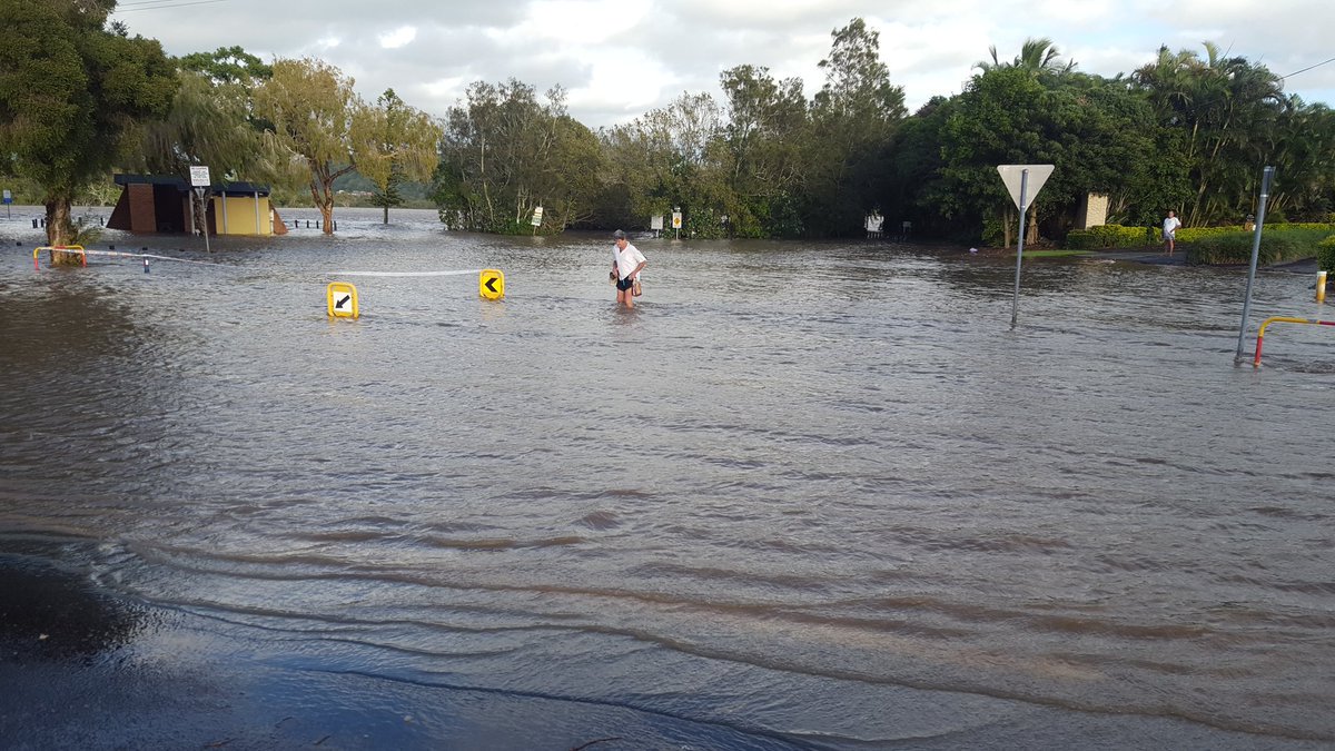 News24Aust's tweet photo. Forgot the bread! Resident of a Chinderah caravan park evacuates as floodwater from the Tweed River rises  #bigwat (@JohannaMarie_) https://t.co/4YB2KSgakF
