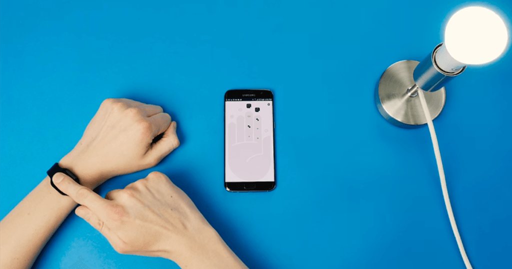 TecnolosabesWeb's tweet photo. Tu mano convertida en un control remoto con este gadget https://t.co/RwVXGurhyV https://t.co/jzsUw3rDEv