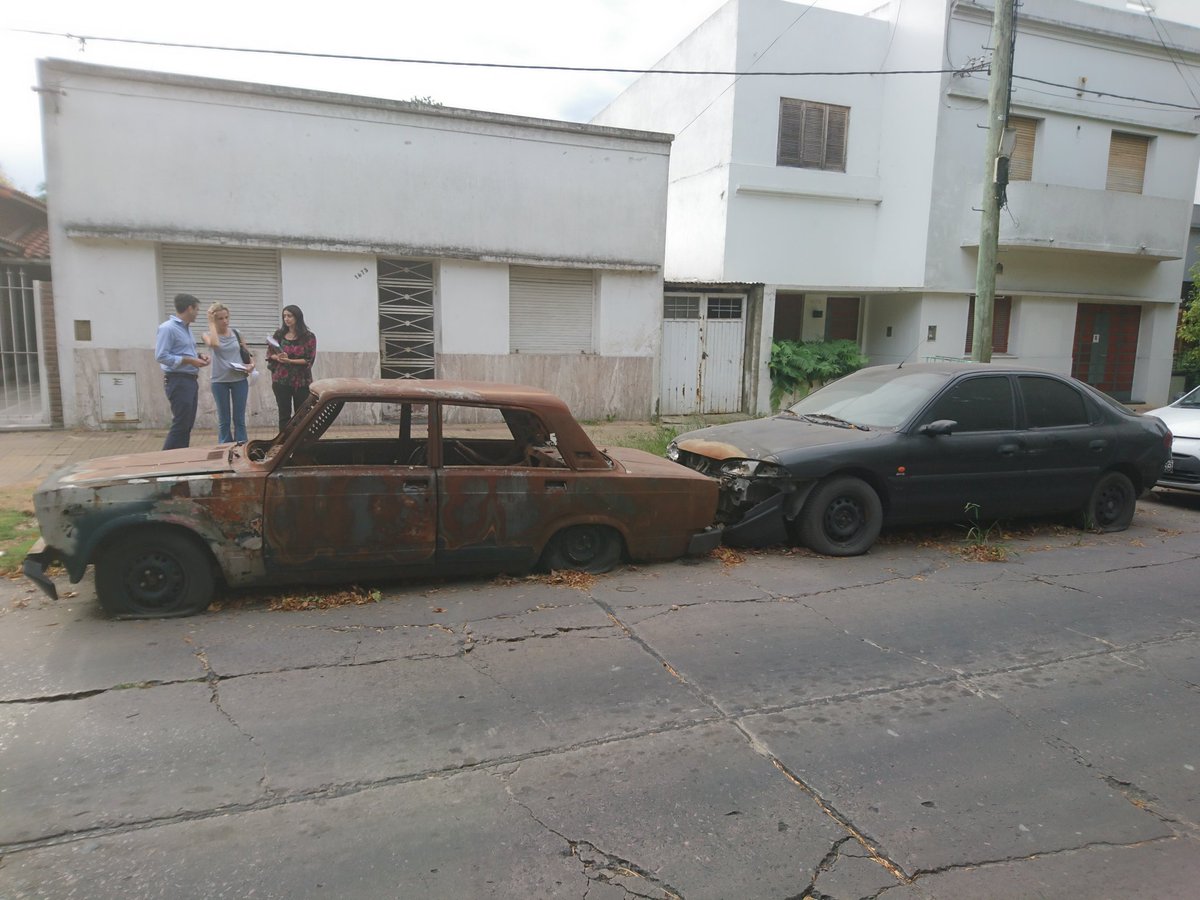 Matiasdeu's tweet photo. En barrio del Hospital Italiano acompañando el reclamo de los vecinos para que saquen los autos abandonados de 50 entre 28 y 29. https://t.co/2GgCPB4G4t