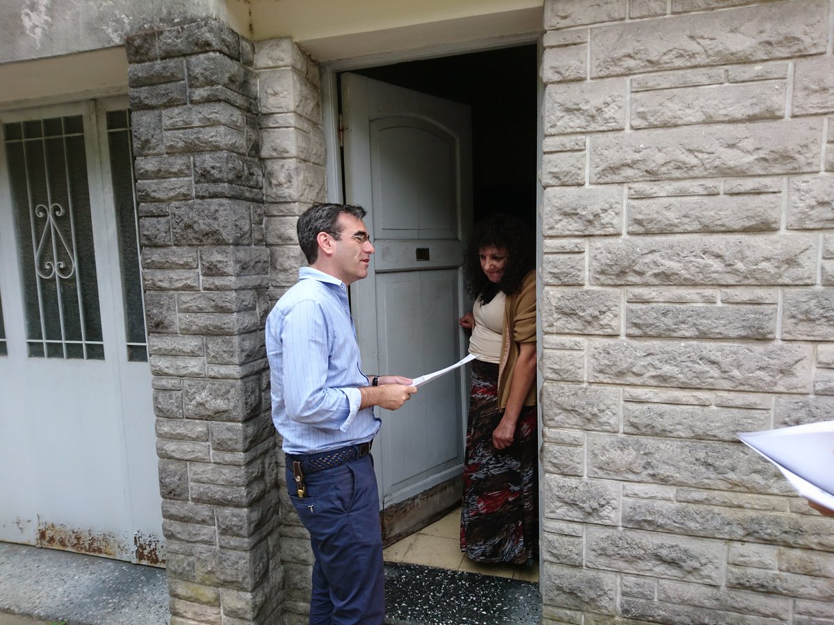Matiasdeu's tweet photo. En barrio del Hospital Italiano acompañando el reclamo de los vecinos para que saquen los autos abandonados de 50 entre 28 y 29. https://t.co/2GgCPB4G4t