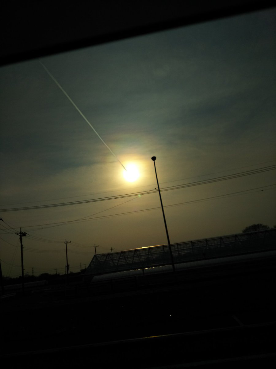 mama3905's tweet photo. 車からひこうき雲を撮ったのですが……
太陽に突き刺さっているような…
#ひこうき雲
#西の空
太陽 https://t.co/TcLoHohog2