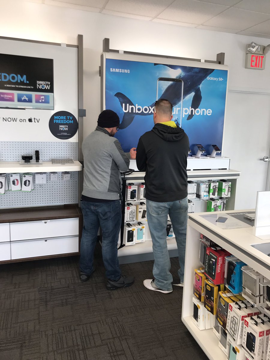 CranstonTeam's tweet photo. Rabigar selling his fist Samsung S8+ in Cranston @jackmoan #OurNe @pnixnix https://t.co/xtUfzapWAv