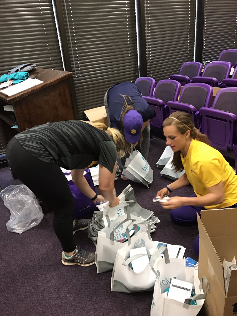 geauxteal's tweet image. Thanks to @LSUsoftball for all of their help preparing for the walk. Spreading awareness one bag at a time. #Made2Fight