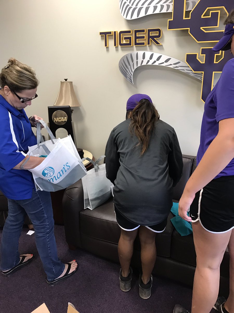 geauxteal's tweet image. Thanks to @LSUsoftball for all of their help preparing for the walk. Spreading awareness one bag at a time. #Made2Fight