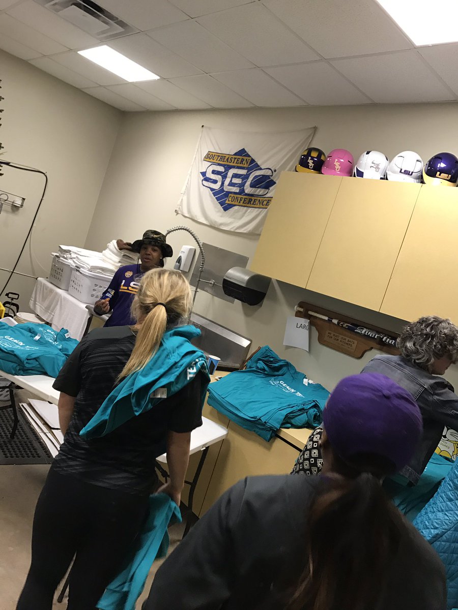 geauxteal's tweet image. Thanks to @LSUsoftball for all of their help preparing for the walk. Spreading awareness one bag at a time. #Made2Fight