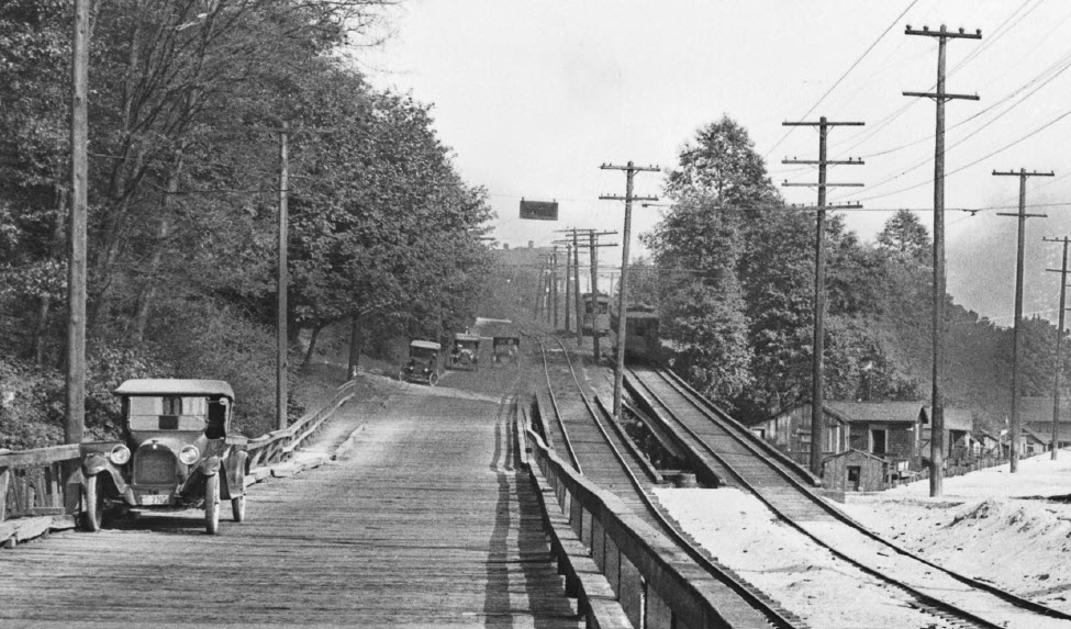 Here is West Mercer Place in 1921. Is it better or worse today? Good arguments on either side of the issue. <a href="/qahistory/">QA History</a>