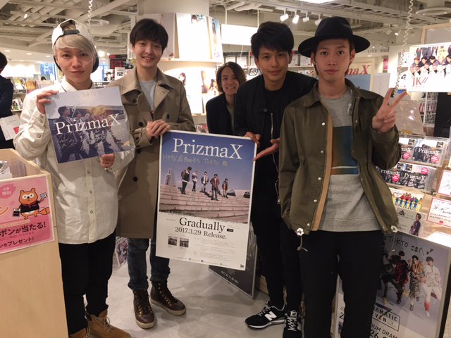 HmvBooksShibuya's tweet photo. 【#PrizmaX】3月29日に待望の1stフルアルバム『Gradually』を発売したPrizmaXのメンバーの皆様がご来店！サインなどいただきましたので是非ご覧ください！またなんと！フォロー＆RTで抽選で1名様にサイン入りブックカバーをプレゼント！4/15〆切、店舗受取限定！ https://t.co/dKX9NkNrQB