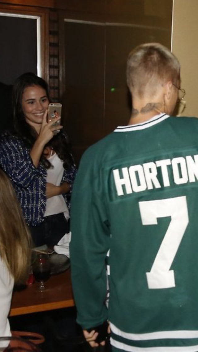 TOPRAYDANDO's tweet image. estão vendo essa menina? não sejam essa menina #PurposeTourBrasil