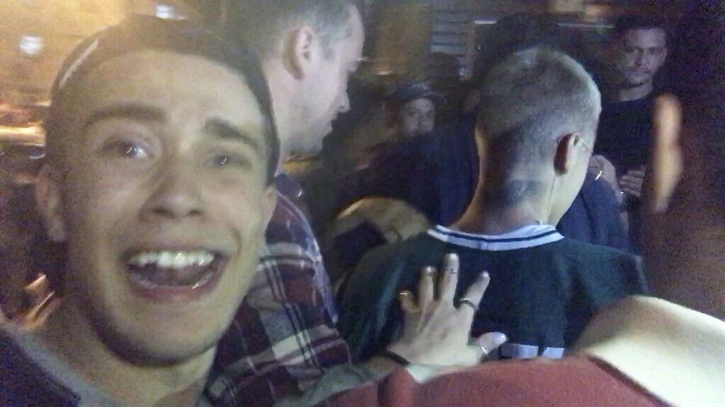 idkardashian's tweet image. luis mariz falou que tocou no justin mas na verdade se vcs reparem é uma mão de menina tocando no justin kdkkkkk mentiroso só p ganhar ibop