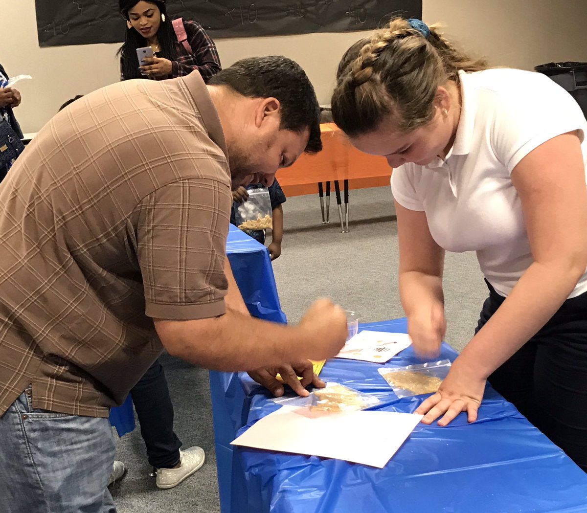 budewigbulldogs's tweet image. ASP Students Teach Families How To Prepare Healthy Snacks! #AliefProud #ASPRocks