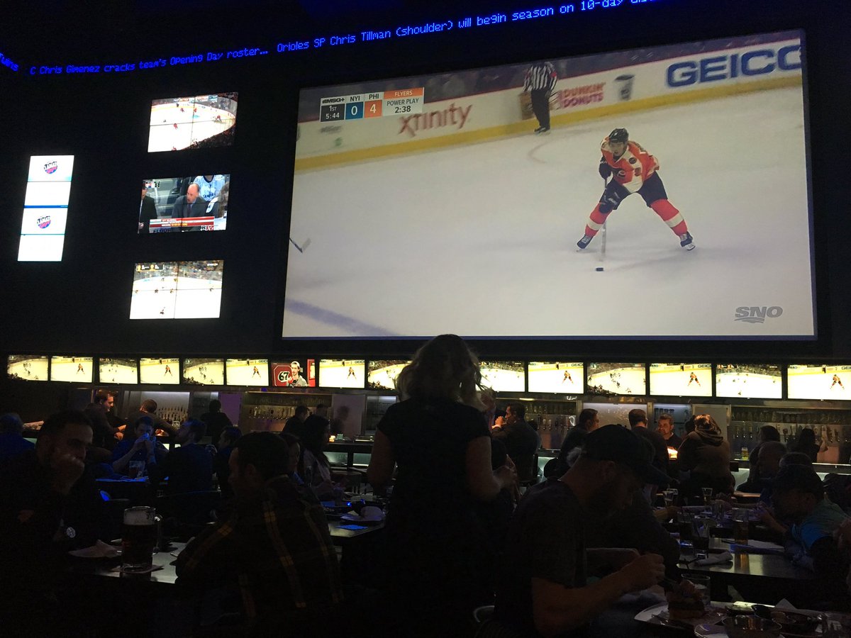 Radiohed11's tweet photo. @mailjet is in the house! Table 406 #rsbgvip @RealSports https://t.co/L003eAM2j9