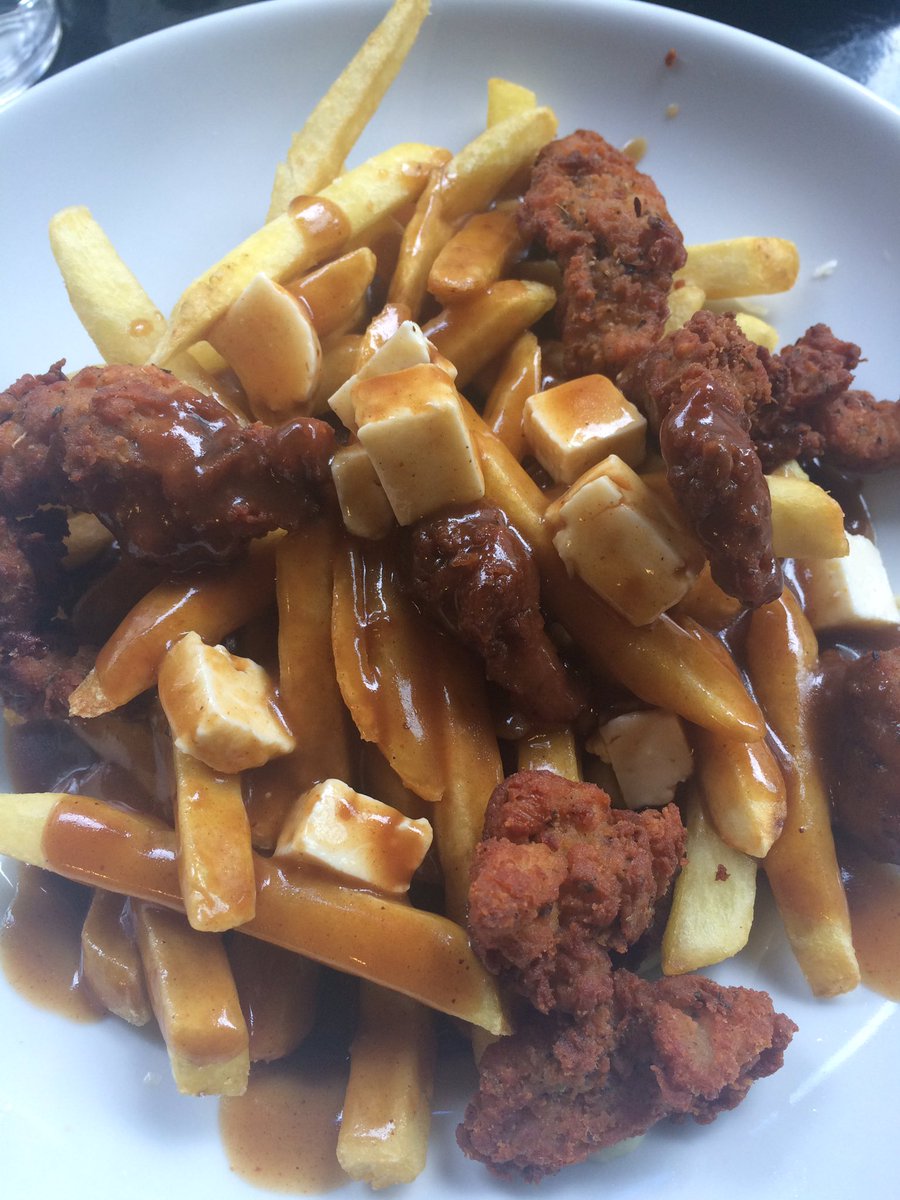iamlivwilson's tweet photo. Have you ever seen something look so pretty? #soyummy #friedchickenpoutine @alsdelinz https://t.co/ih4m3BapVT